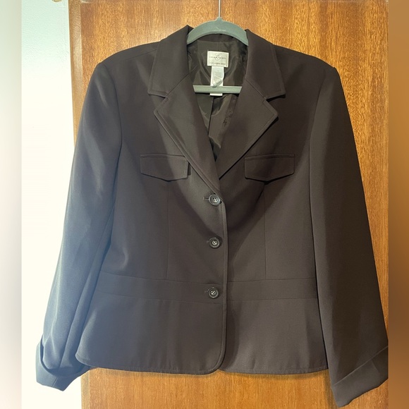 2-Piece Peplum Blazer & slim Skirt w/accordion bottom detail. Emma James Sz 16 - Picture 1 of 7